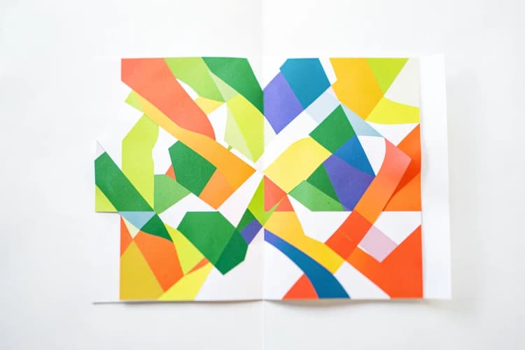 Exemplo de design gráfico com formas geométricas coloridas e linhas fluidas.