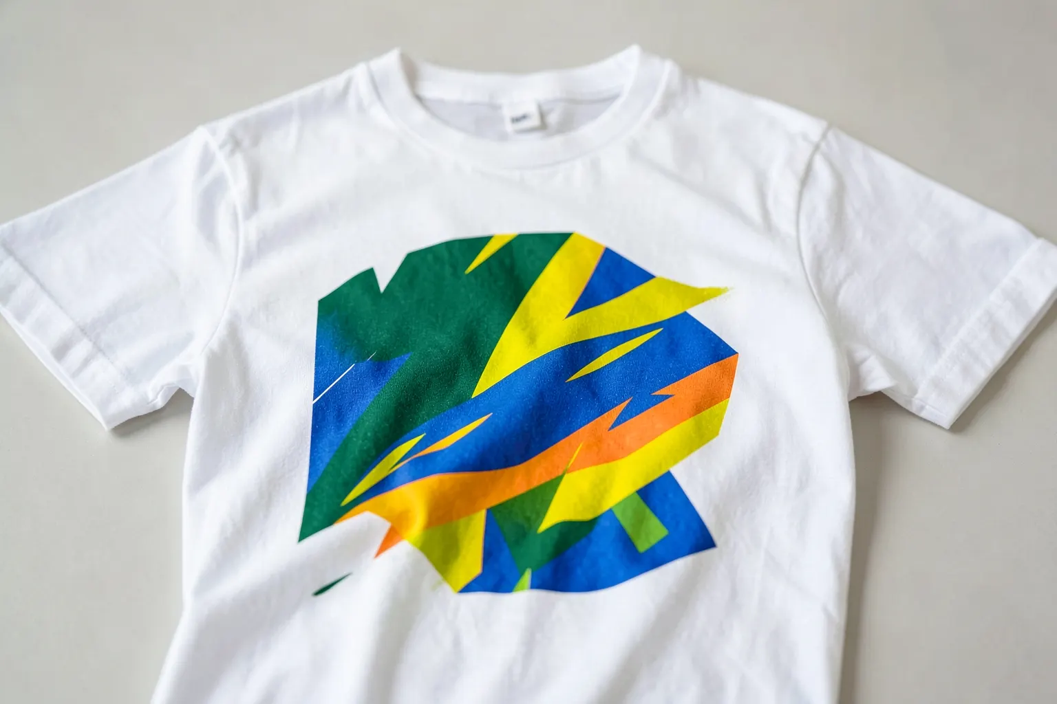 Como criar um design atrativo para camisetas promocionais