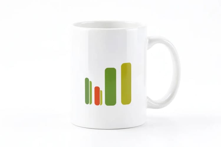 Caneca branca com um gráfico de barras simples impresso.