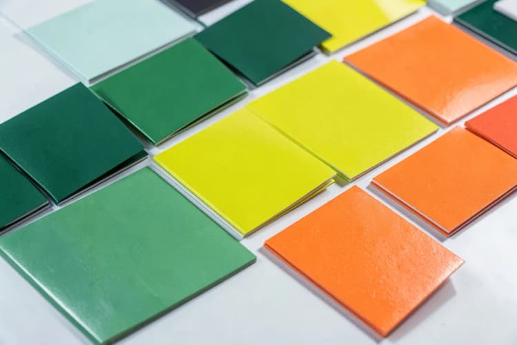 Uma variedade de cartões de visita com diferentes acabamentos: fosco, brilhante, com verniz localizado e em relevo.