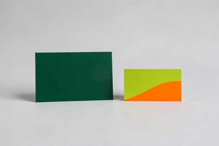 Um cartão de visita padrão em formato horizontal, comparado lado a lado com um cartão de visita quadrado menor.