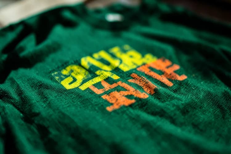 Close-up de uma camiseta promocional com estampa borrada