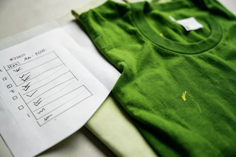 Um checklist com itens marcados ao lado de uma camiseta promocional