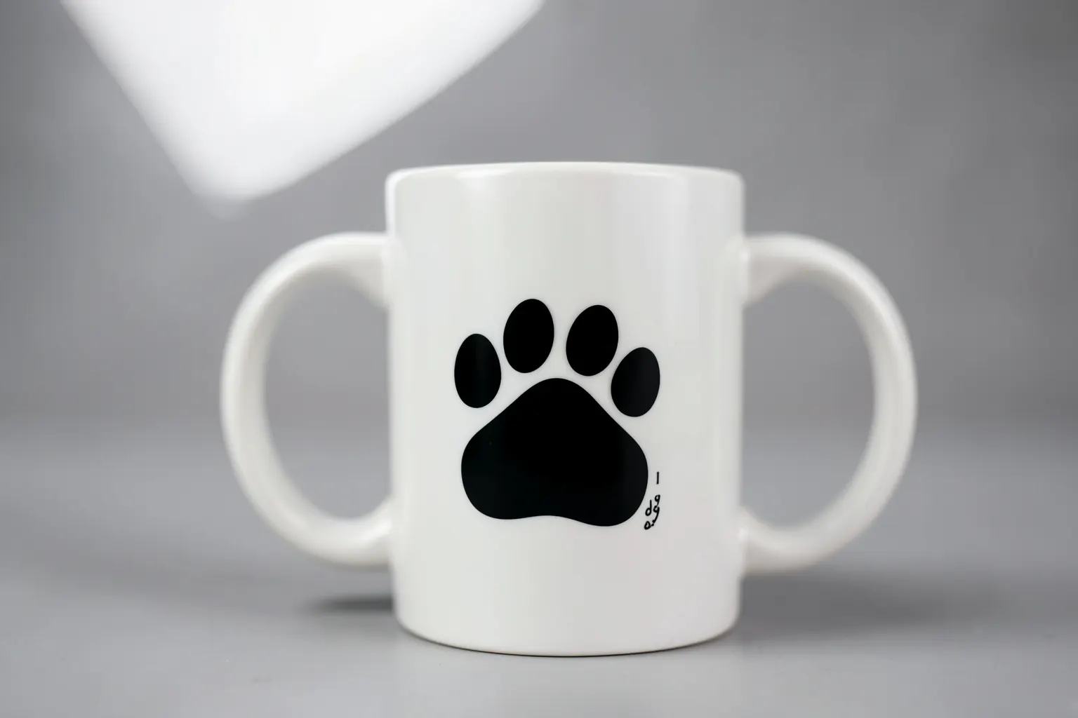 Close-up de uma caneca branca com a estampa "Eu amo meu cachorro" em letras pretas e um desenho de pata.