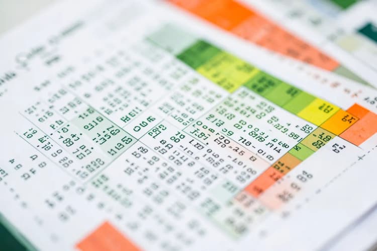 Exemplo de um orçamento de impressão com detalhes de custos e especificações.