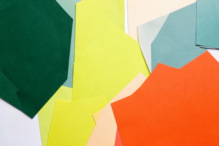 Uma paleta de cores vibrantes com amostras de papel e amostras de impressão em diferentes texturas.