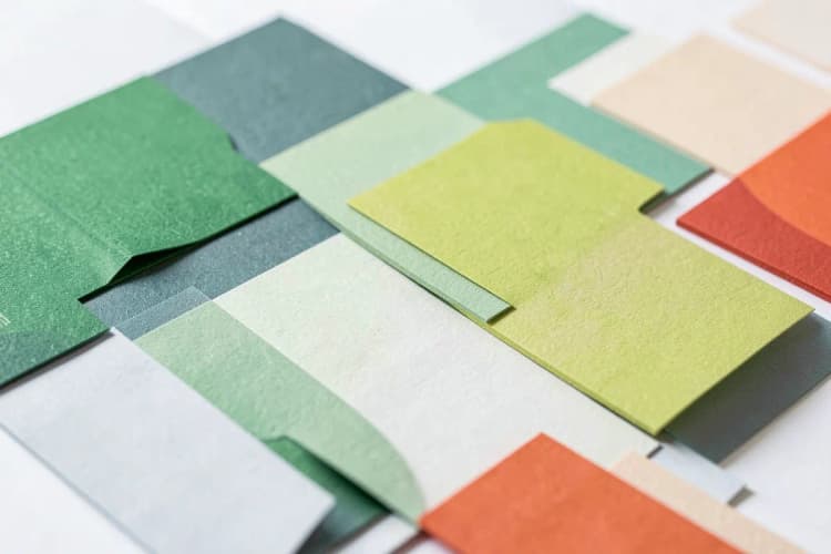 Close-up de amostras de cartões de visita com diferentes texturas e acabamentos.