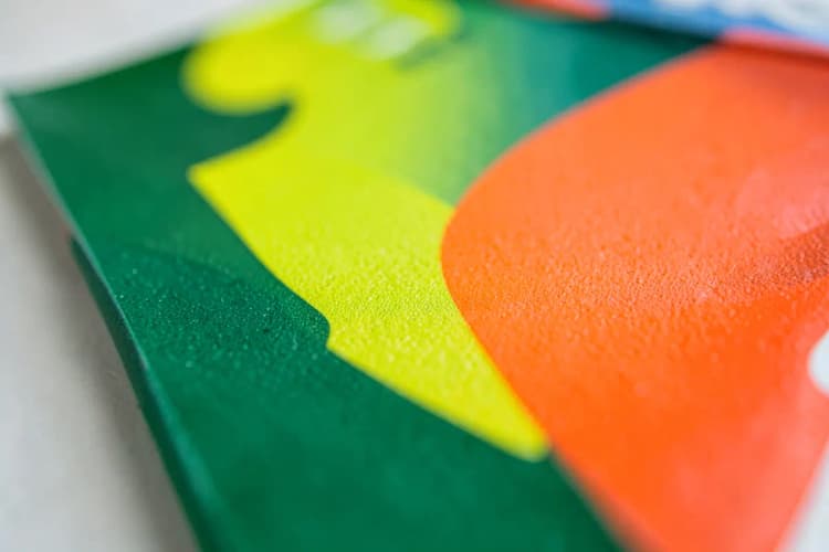Close-up de um banner de ponto de venda com textura de vinil e cores vibrantes.