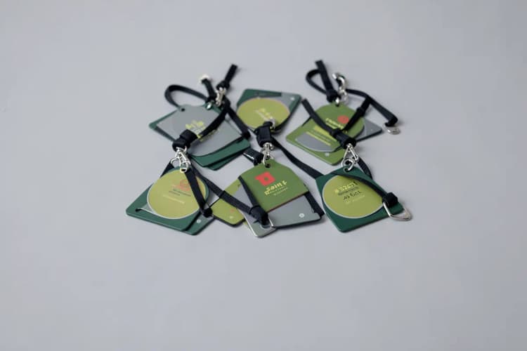 Conjunto de crachás de identificação com clipes e cordões dispostos em um padrão organizado.