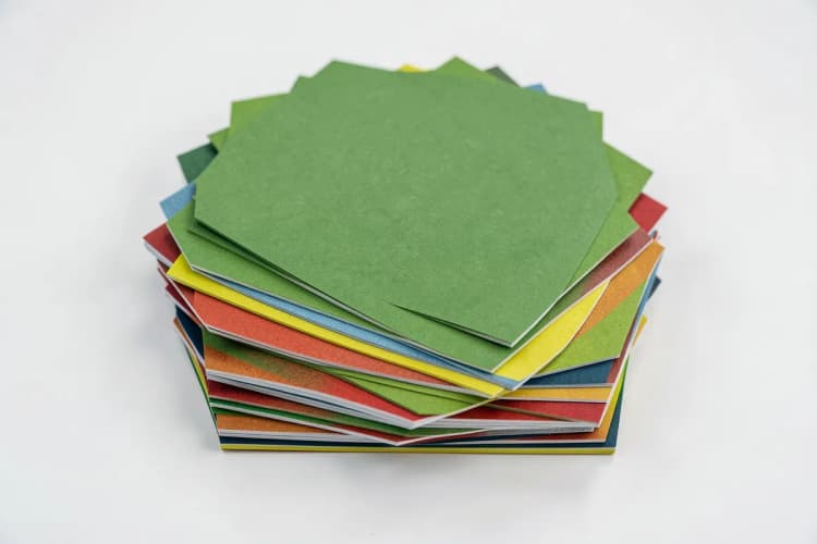 Vários tipos de papéis com diferentes texturas e espessuras empilhados.