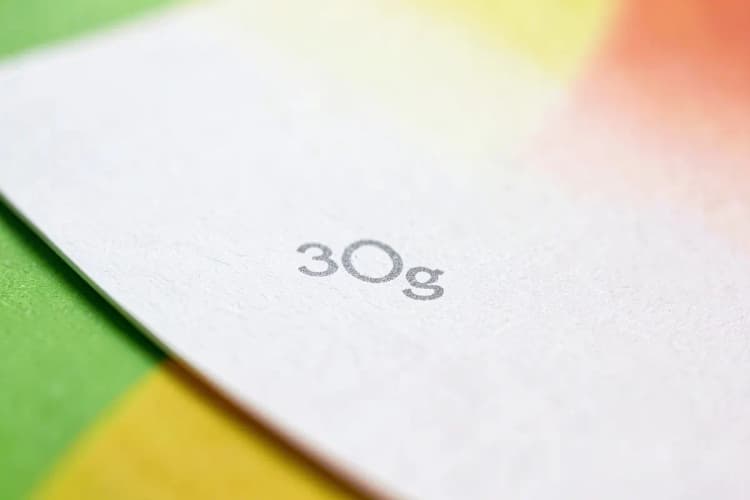 Close-up de uma amostra de papel com marcação de gramatura indicando 300g.