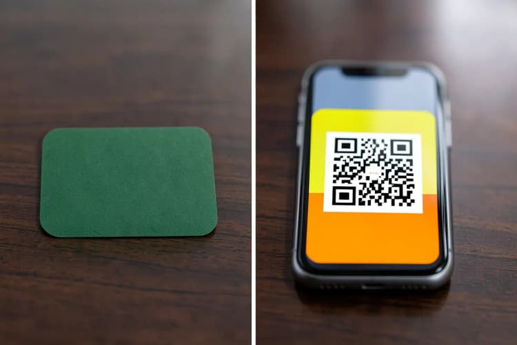 Comparação lado a lado de um cartão de visita físico e um QR code em um smartphone.